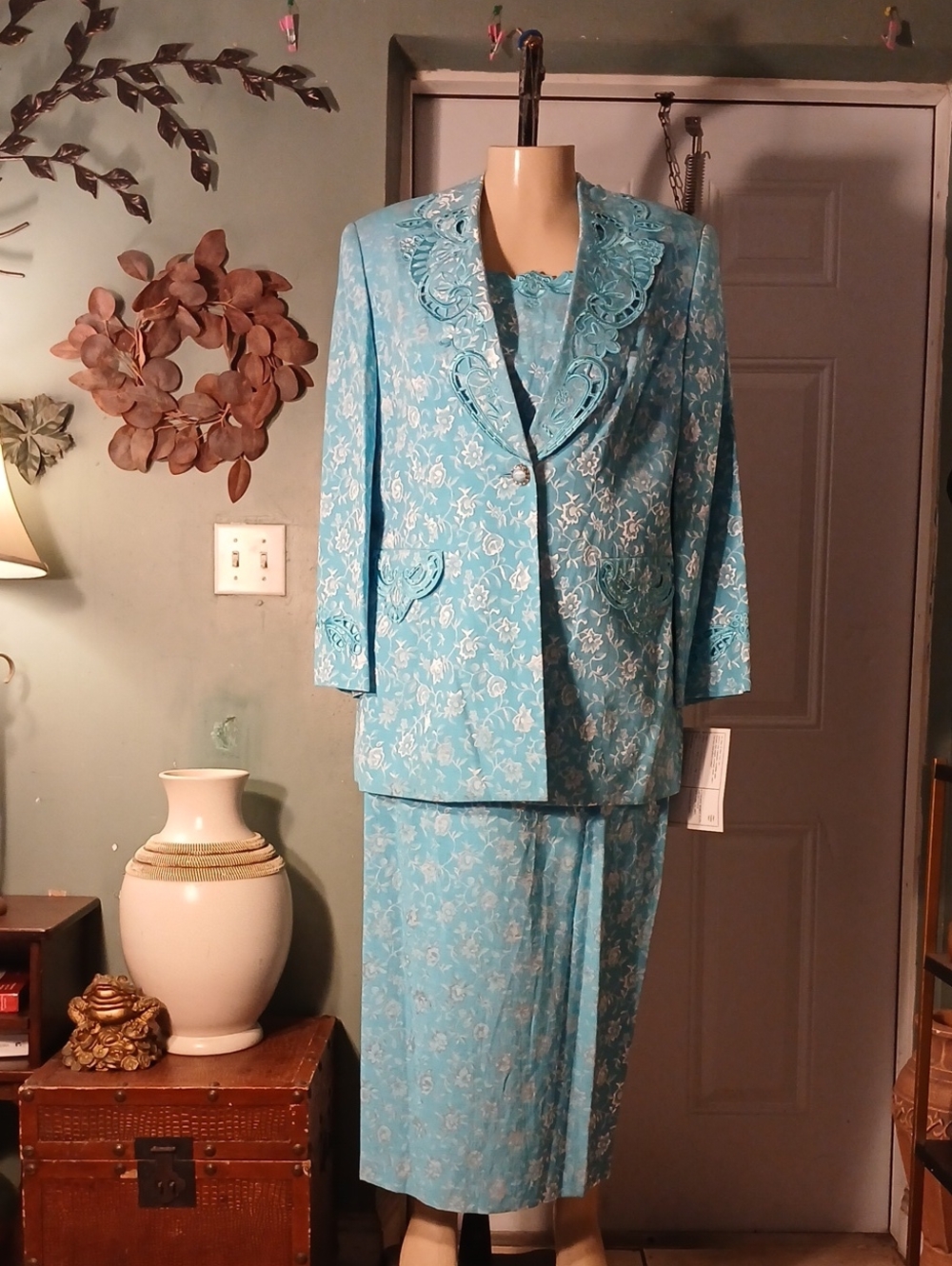 KB Elegant Turquoise Floral Women’s Shirt Suit with Scalloped Collar